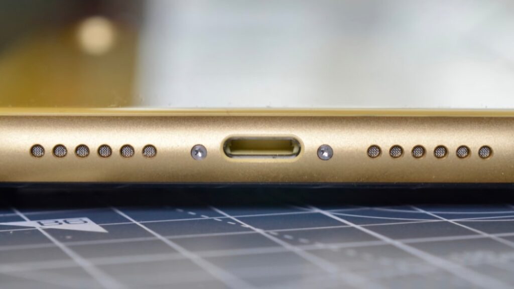 EU about to finalize law that would require Apple to use USB-C on iPhones