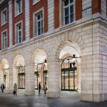 Armed thieves perform daytime raid of Covent Garden Apple Store