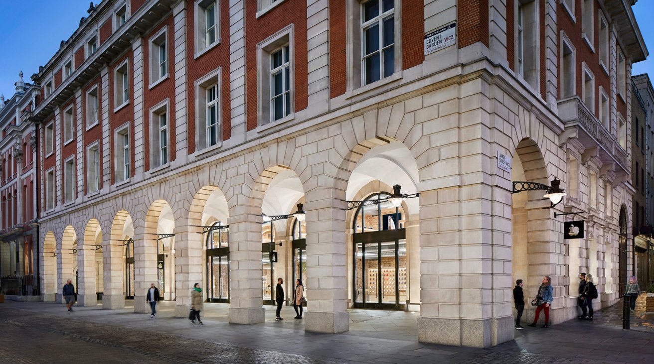 Armed thieves perform daytime raid of Covent Garden Apple Store